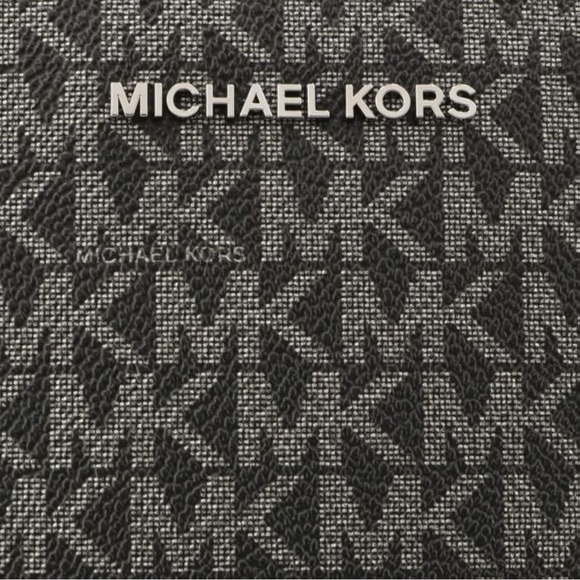 Michael Kors Voyager East West Tote. Color block, like new. Gold tone hardware. - Picture 4 of 6